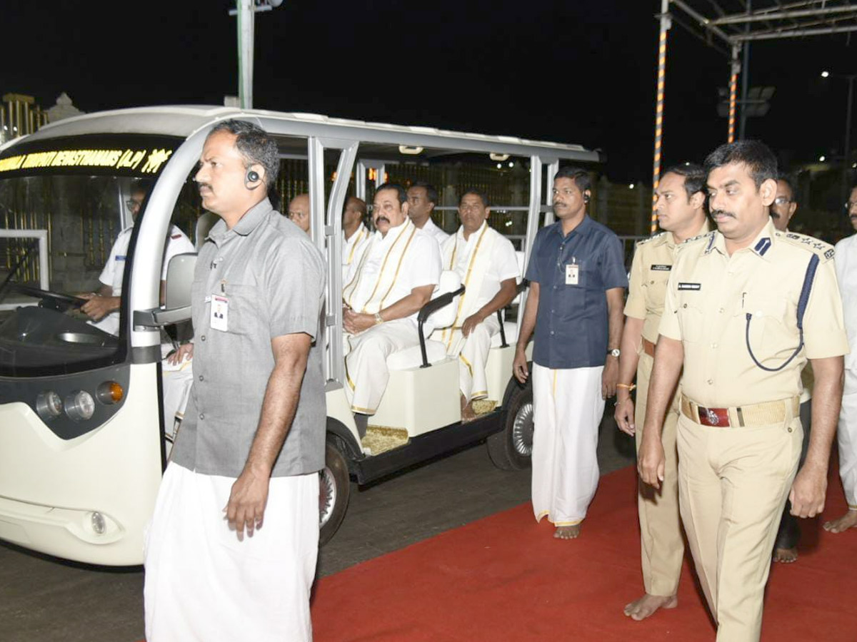 Sri Lankan PM Mahinda Rajapaksa Offers Prayers at Lord Balaji Temple in Tirupati Photo Gallery - Sakshi6