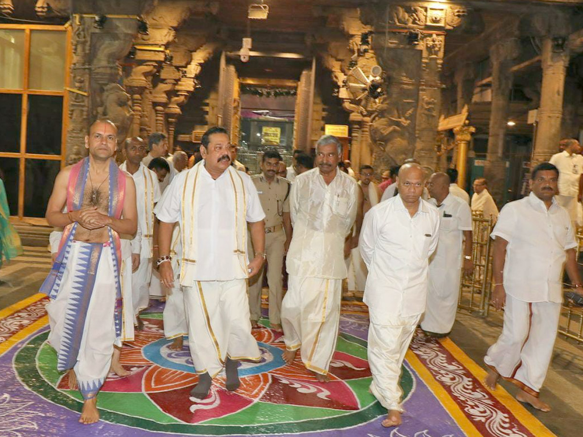 Sri Lankan PM Mahinda Rajapaksa Offers Prayers at Lord Balaji Temple in Tirupati Photo Gallery - Sakshi8