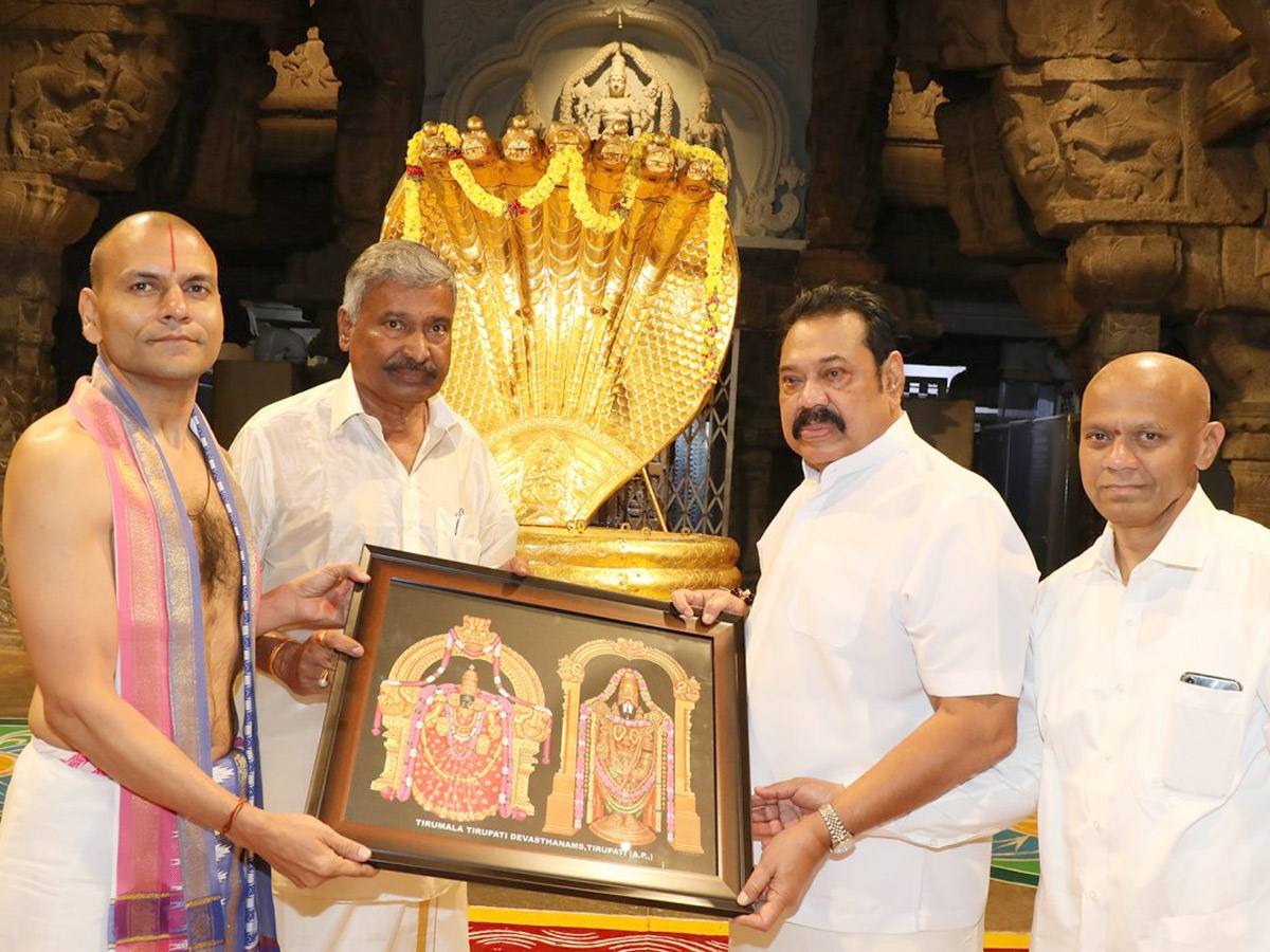 Sri Lankan PM Mahinda Rajapaksa Offers Prayers at Lord Balaji Temple in Tirupati Photo Gallery - Sakshi9