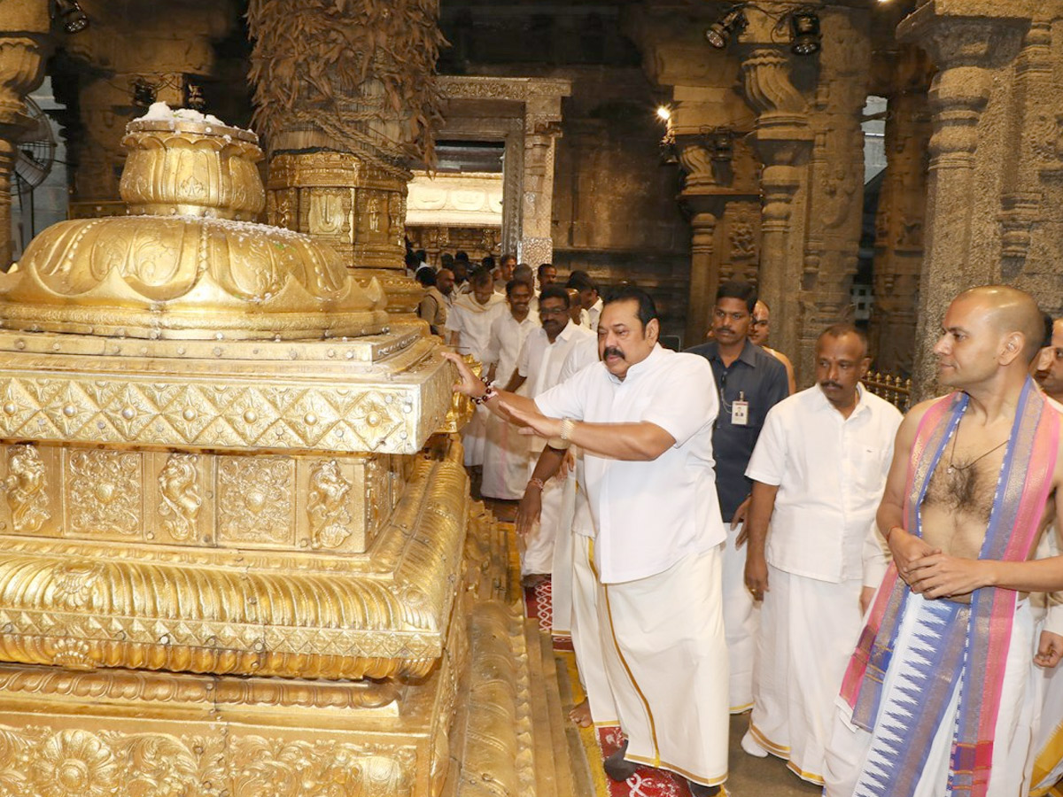 Sri Lankan PM Mahinda Rajapaksa Offers Prayers at Lord Balaji Temple in Tirupati Photo Gallery - Sakshi10