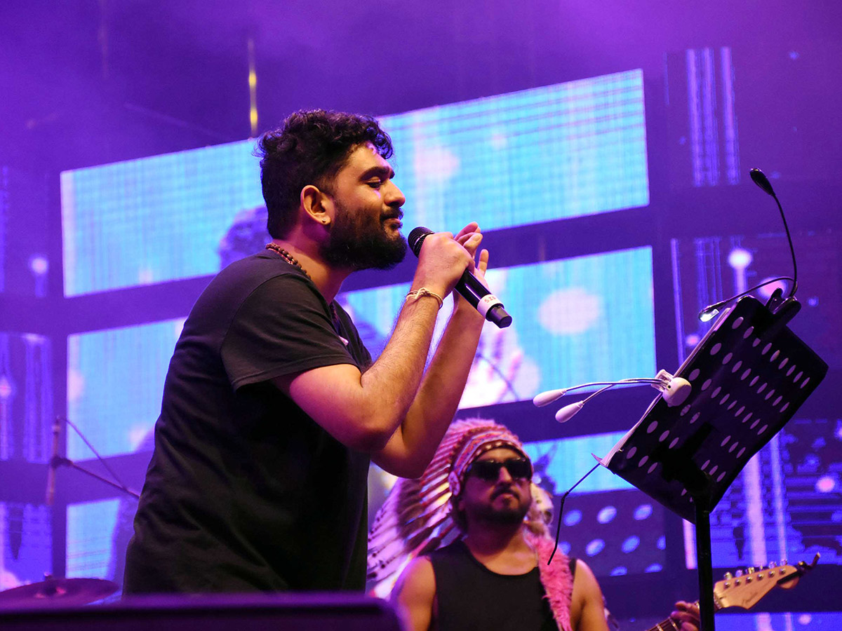 Singer Sid Sriram Performs LIVE at Gachibowli Stadium Photo Gallery - Sakshi18