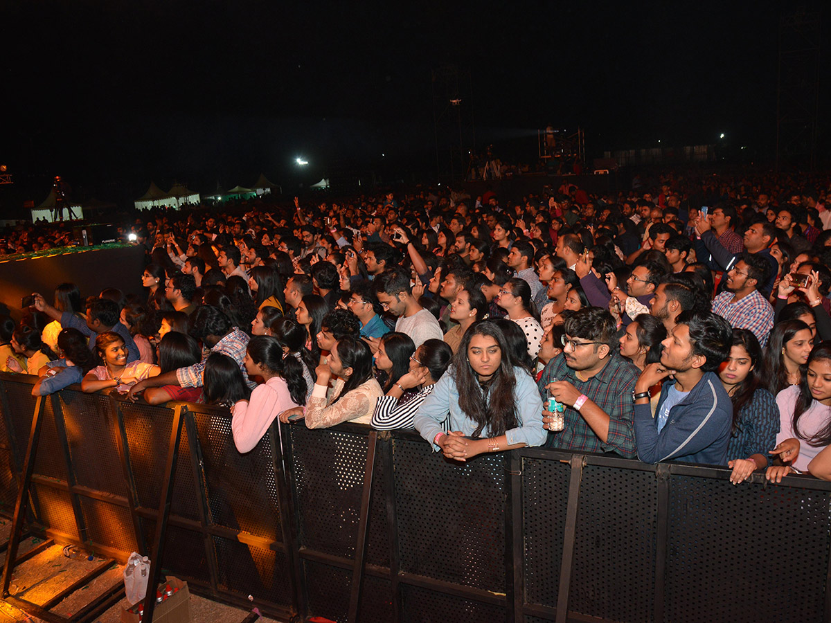 Singer Sid Sriram Performs LIVE at Gachibowli Stadium Photo Gallery - Sakshi2