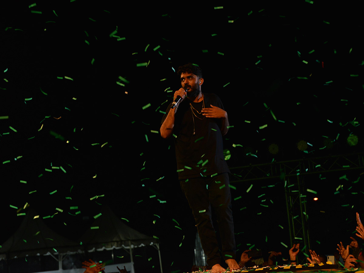 Singer Sid Sriram Performs LIVE at Gachibowli Stadium Photo Gallery - Sakshi3