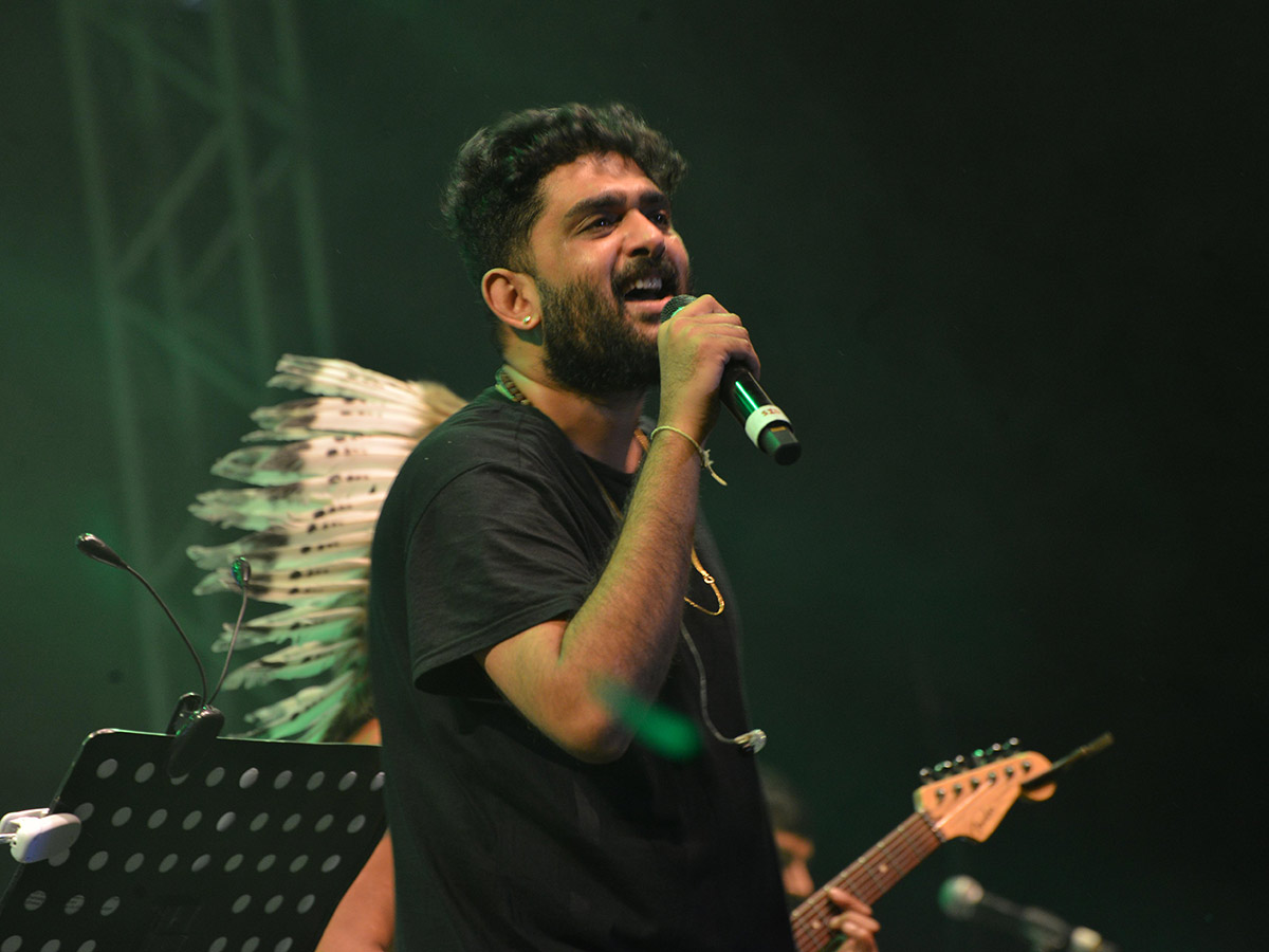 Singer Sid Sriram Performs LIVE at Gachibowli Stadium Photo Gallery - Sakshi4