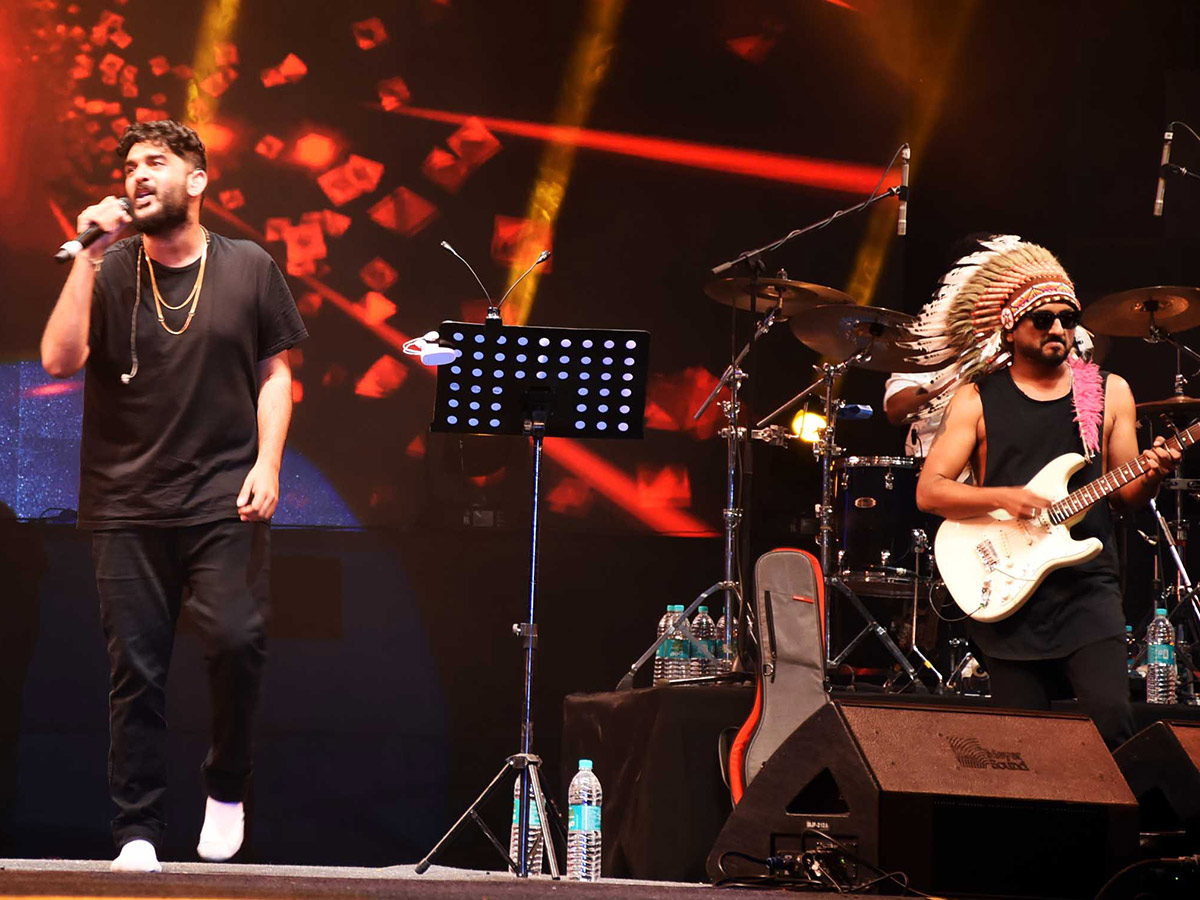 Singer Sid Sriram Performs LIVE at Gachibowli Stadium Photo Gallery - Sakshi6