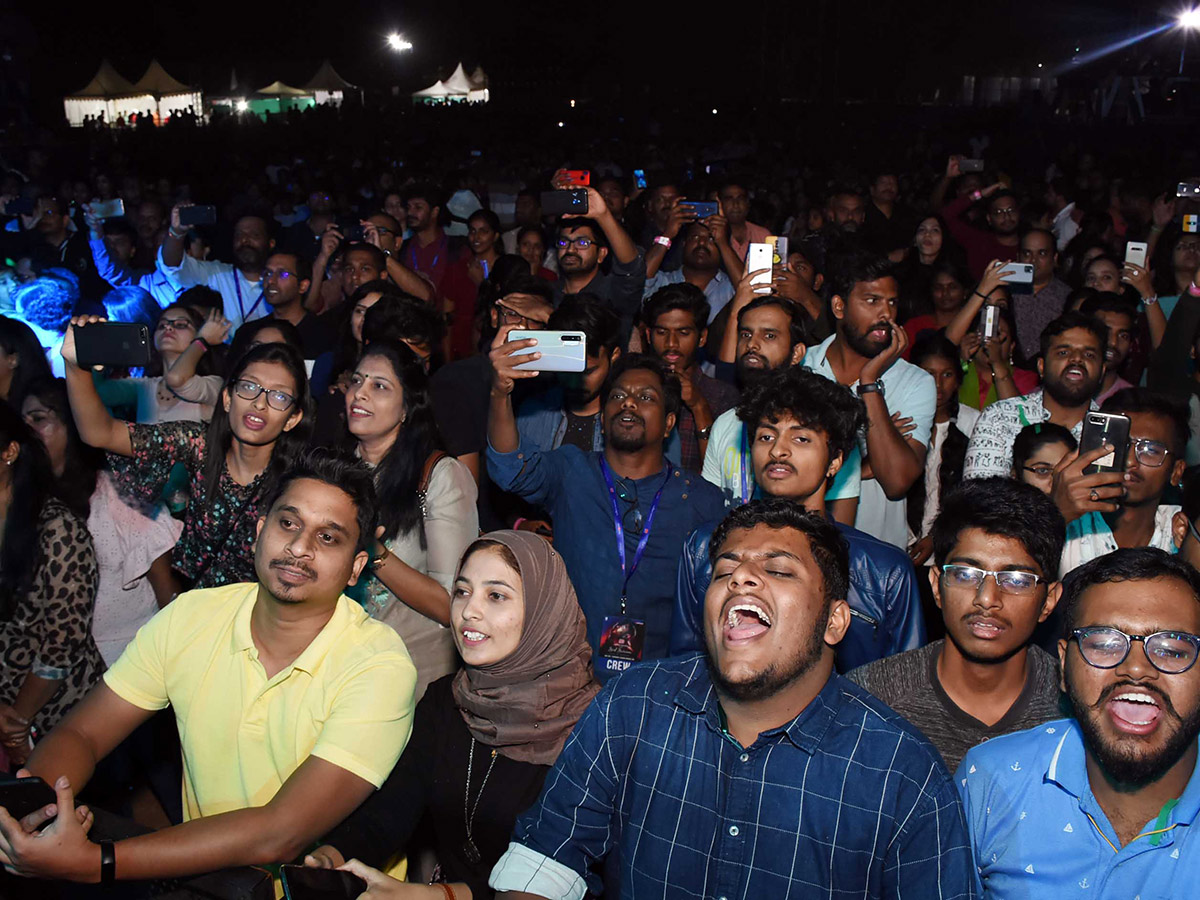 Singer Sid Sriram Performs LIVE at Gachibowli Stadium Photo Gallery - Sakshi7