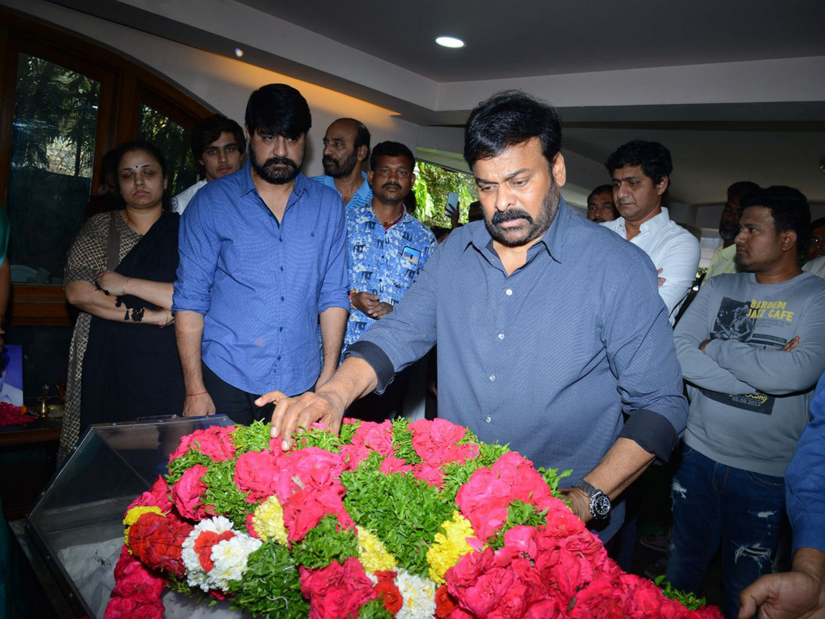 Chiranjeevi Consoles Actor Srikanth Photo Gallery - Sakshi1