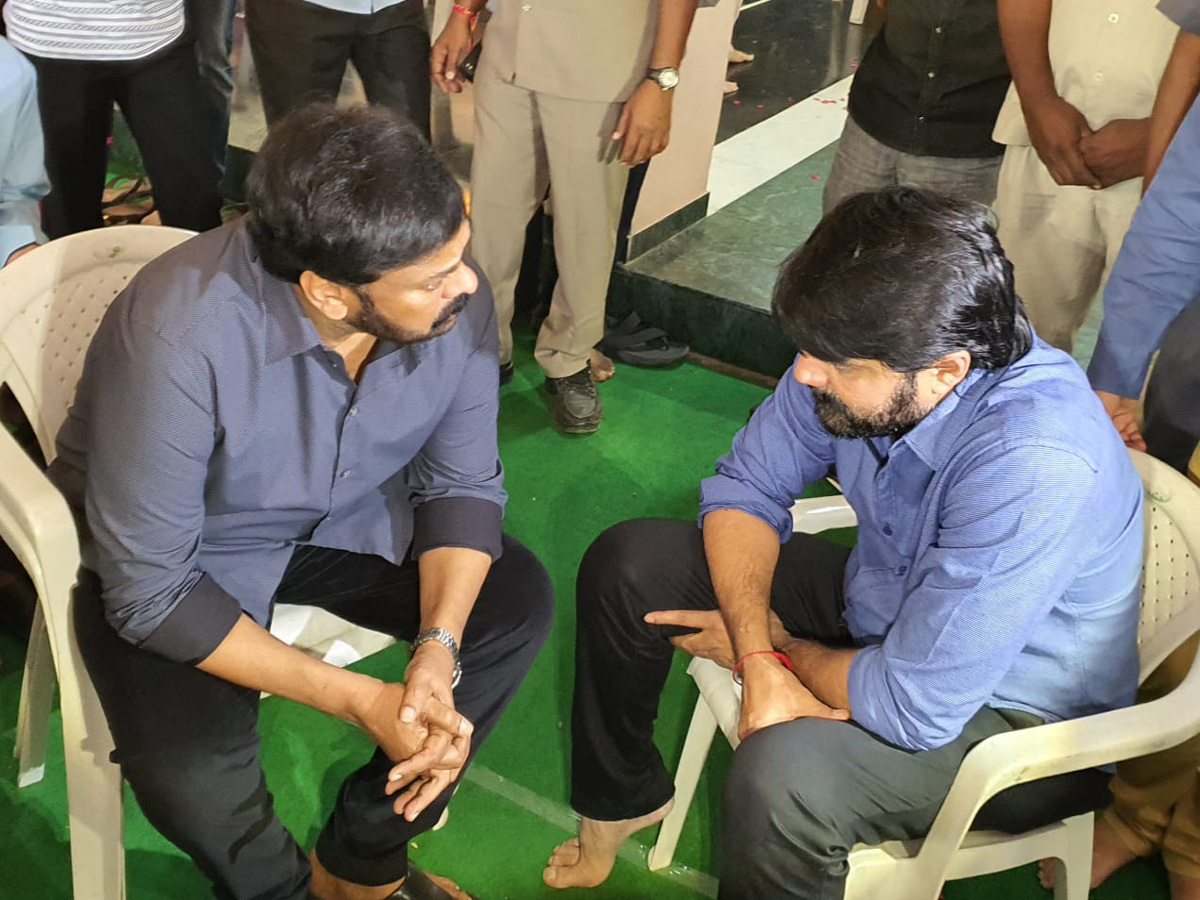 Chiranjeevi Consoles Actor Srikanth Photo Gallery - Sakshi12