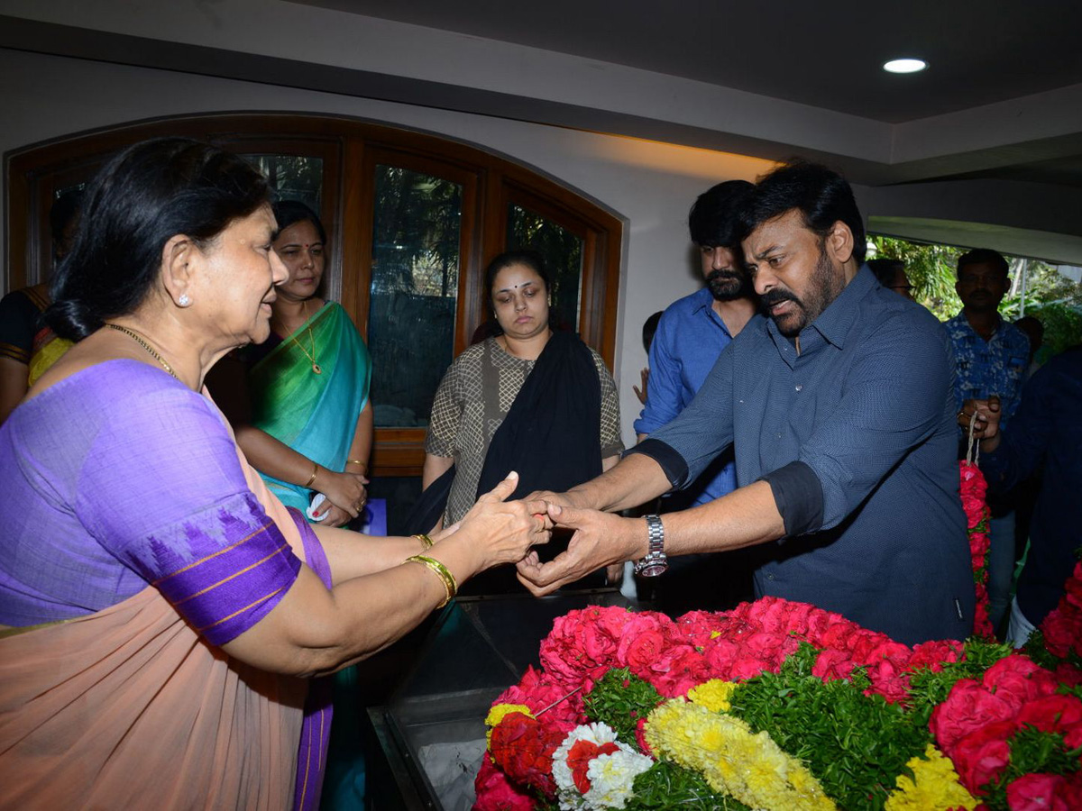 Chiranjeevi Consoles Actor Srikanth Photo Gallery - Sakshi2