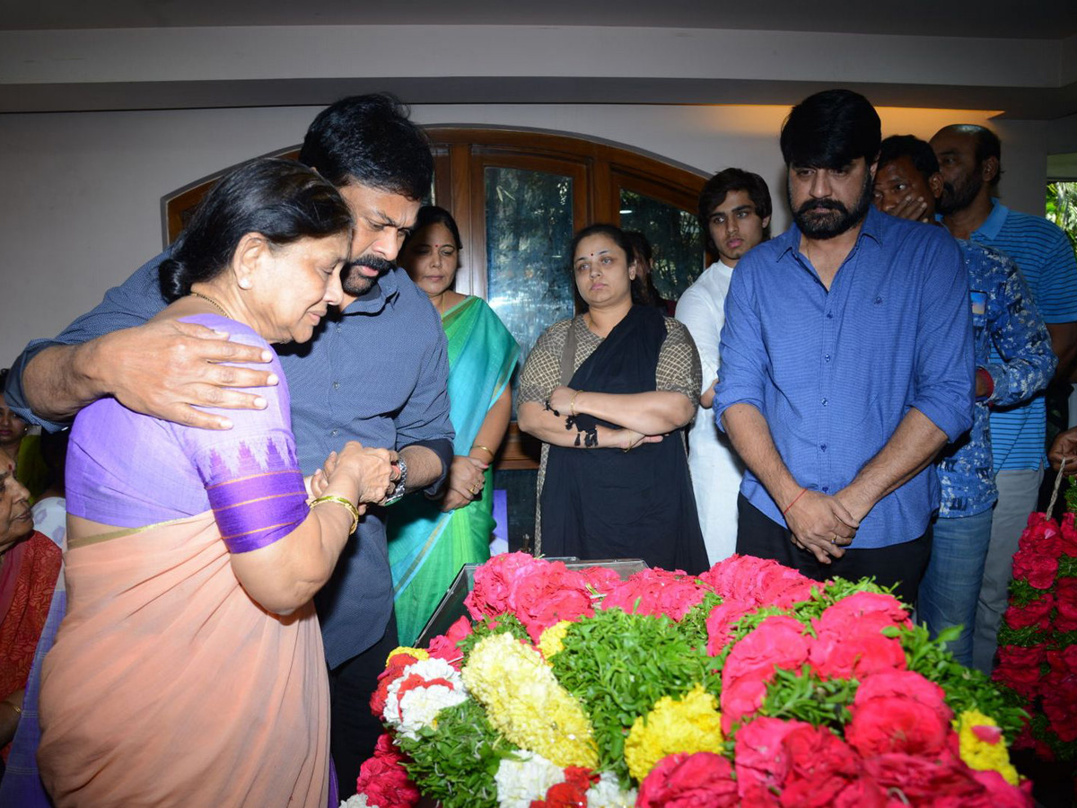 Chiranjeevi Consoles Actor Srikanth Photo Gallery - Sakshi3