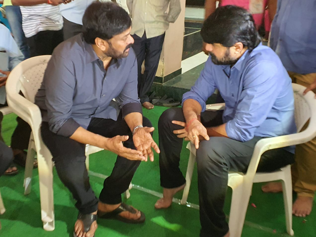 Chiranjeevi Consoles Actor Srikanth Photo Gallery - Sakshi5