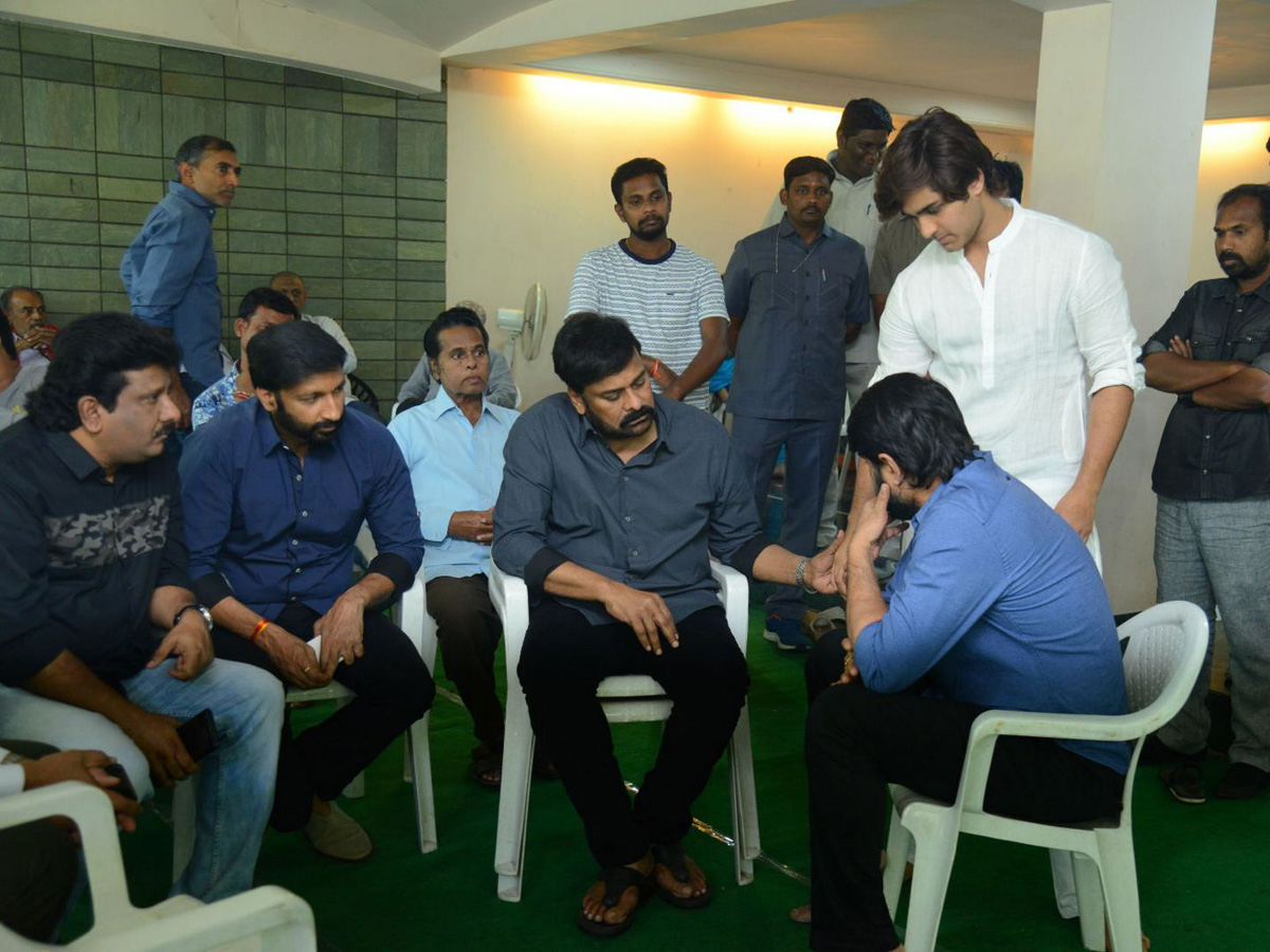 Chiranjeevi Consoles Actor Srikanth Photo Gallery - Sakshi6