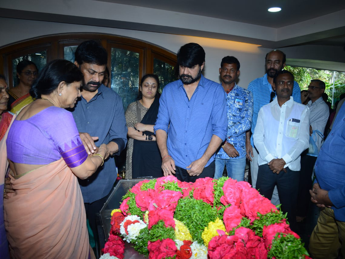 Chiranjeevi Consoles Actor Srikanth Photo Gallery - Sakshi8