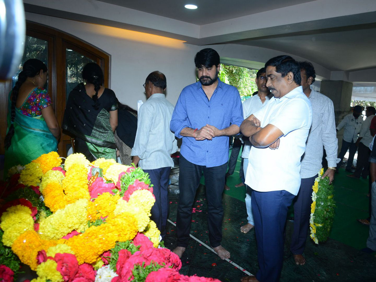 Chiranjeevi Consoles Actor Srikanth Photo Gallery - Sakshi9