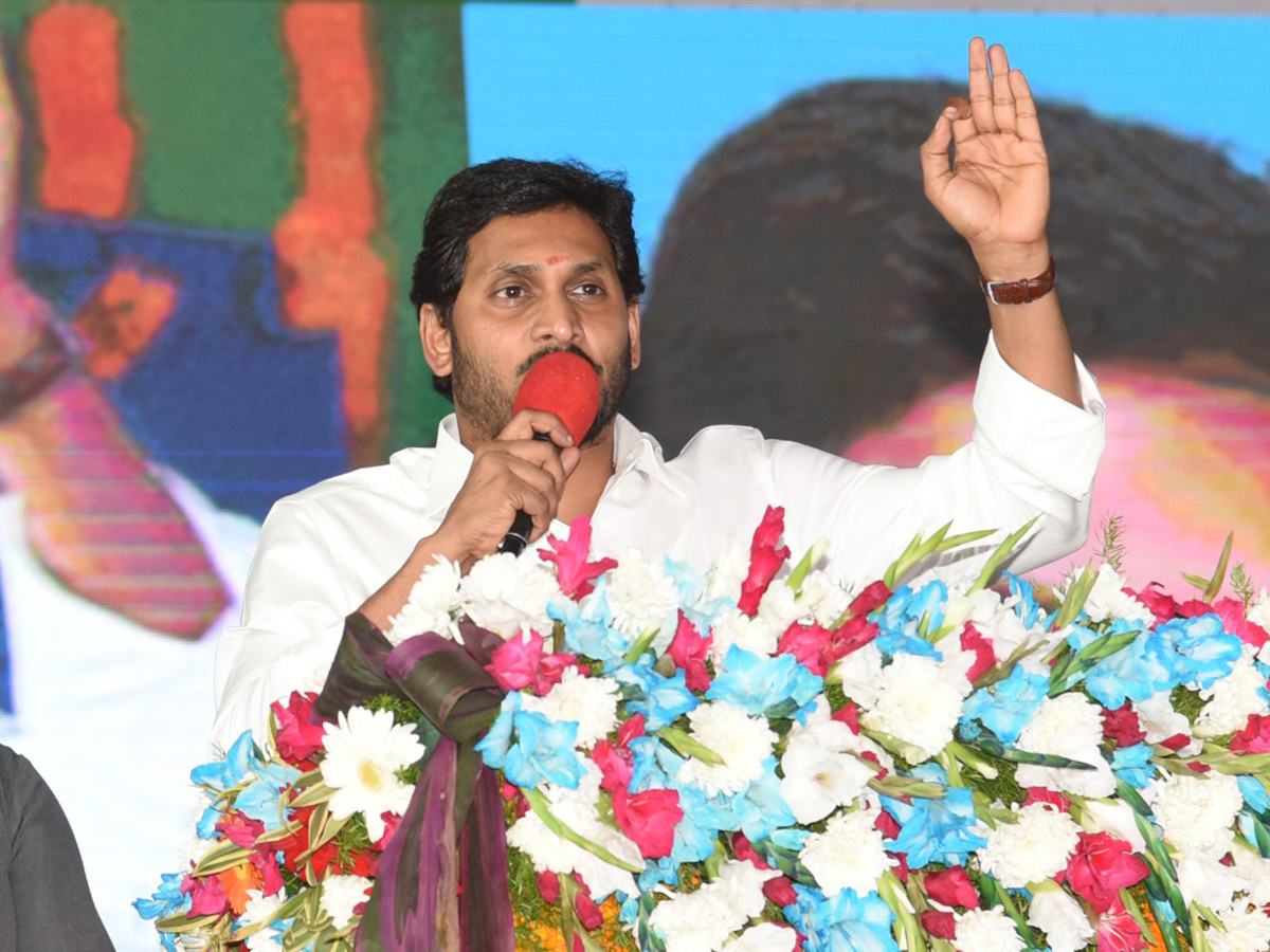 CM Jagan Launches 3rd Phase Of YSR Kanti Velugu At Kurnool - Sakshi10