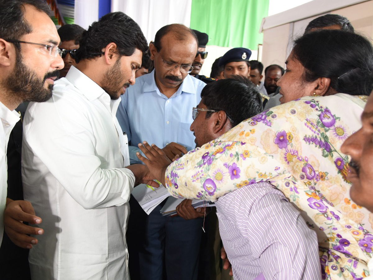 CM Jagan Launches 3rd Phase Of YSR Kanti Velugu At Kurnool - Sakshi16