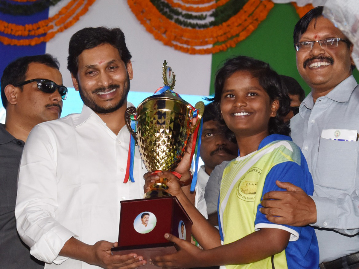 CM Jagan Launches 3rd Phase Of YSR Kanti Velugu At Kurnool - Sakshi21