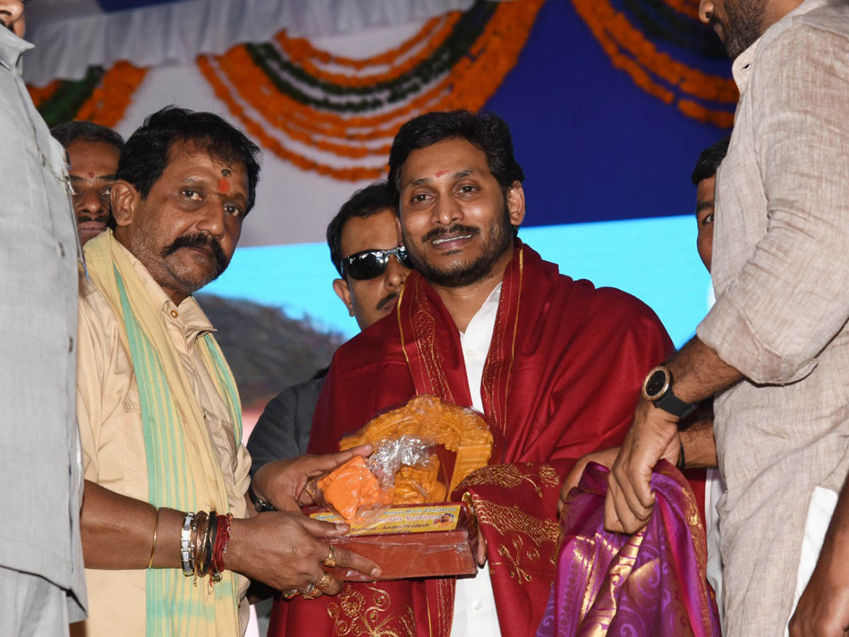 CM Jagan Launches 3rd Phase Of YSR Kanti Velugu At Kurnool - Sakshi23