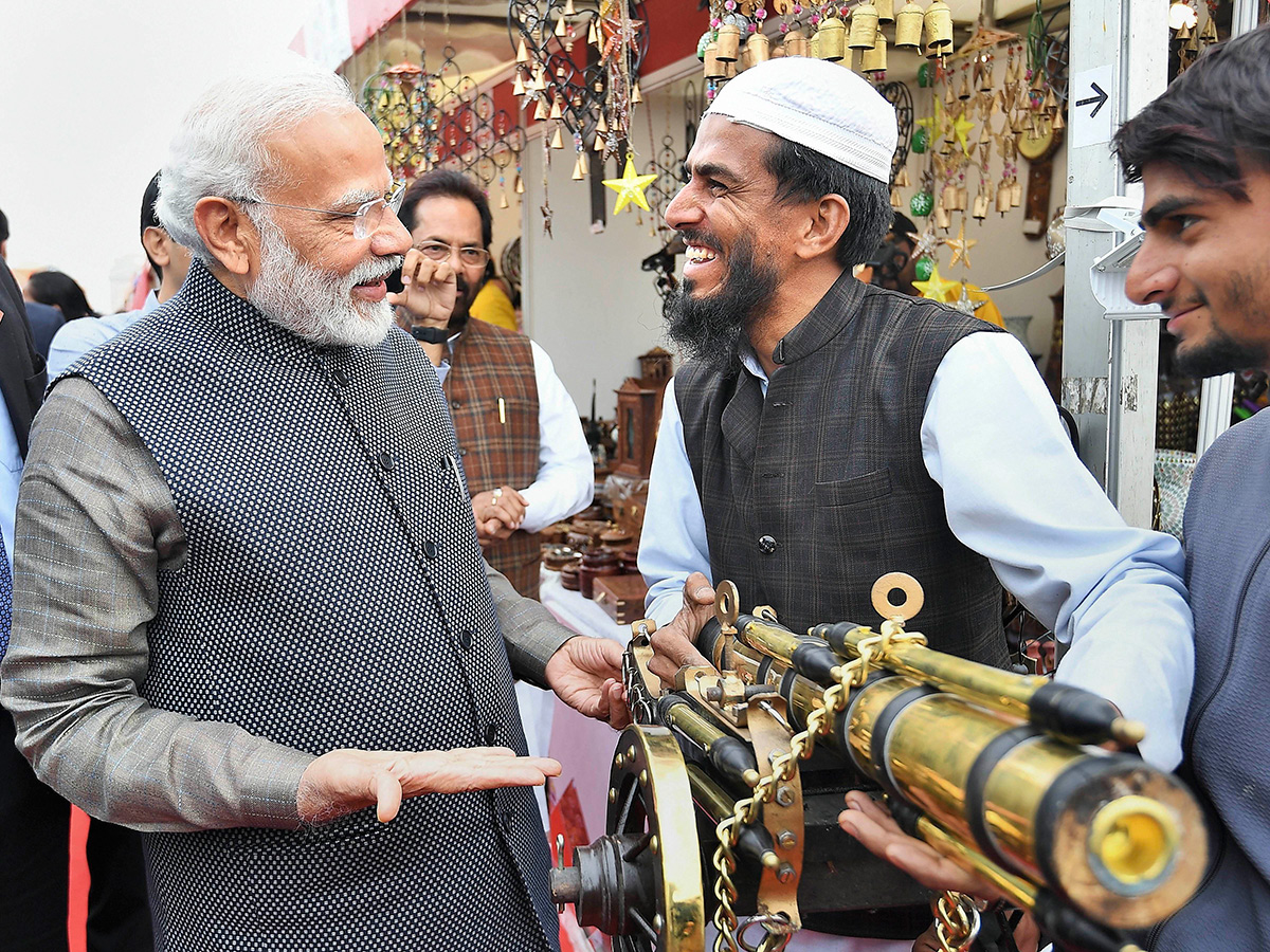 PM Narendra Modi Visits Artisans Fair Hunar Haat in New Delhi Photo Gallery - Sakshi12