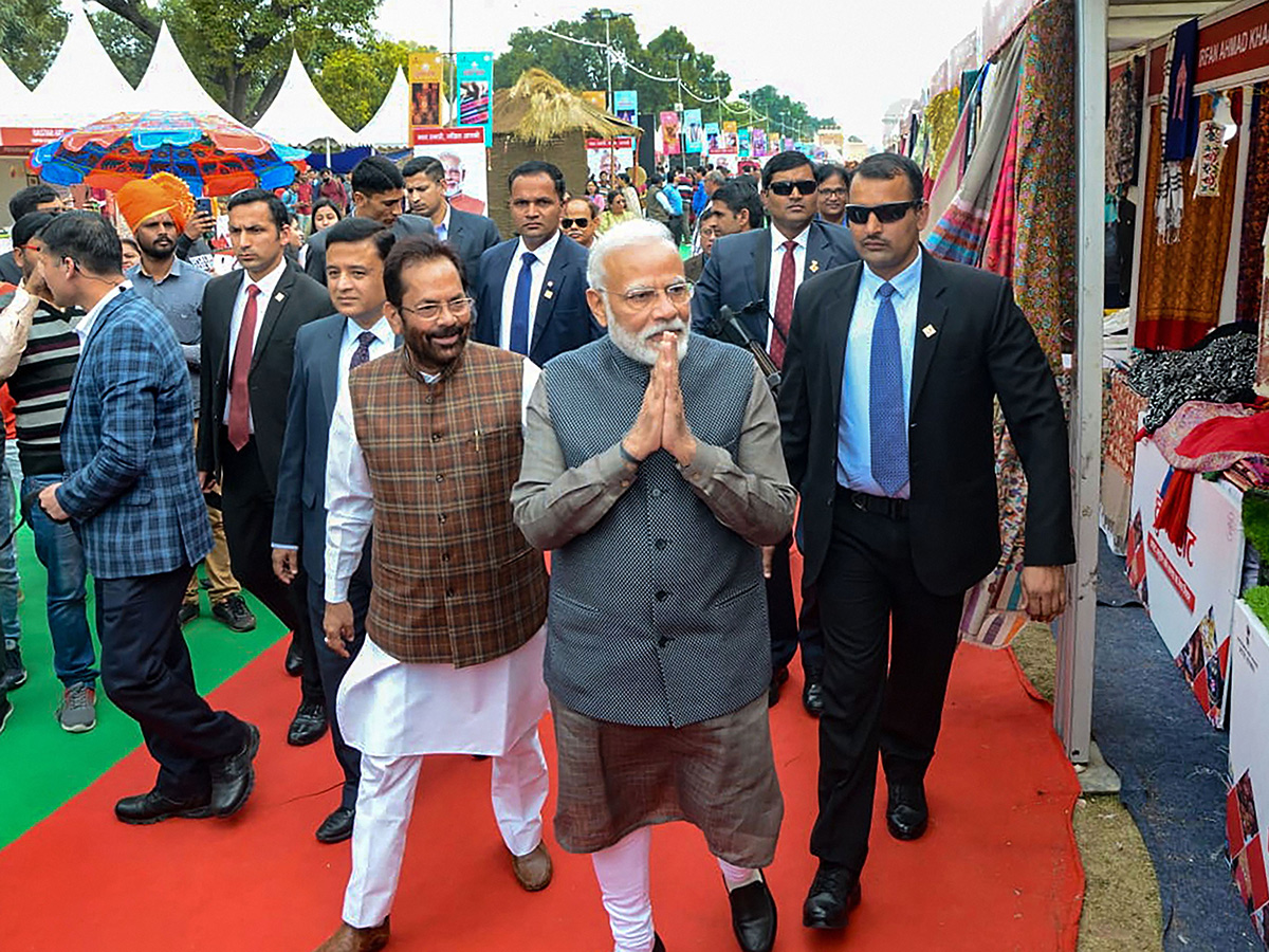 PM Narendra Modi Visits Artisans Fair Hunar Haat in New Delhi Photo Gallery - Sakshi2