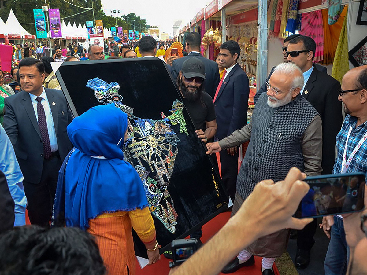 PM Narendra Modi Visits Artisans Fair Hunar Haat in New Delhi Photo Gallery - Sakshi7