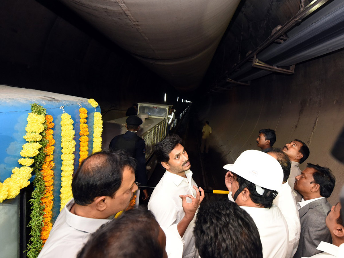 CM Jagan Inspects Veligonda Project at Prakasam Photo Gallery - Sakshi1