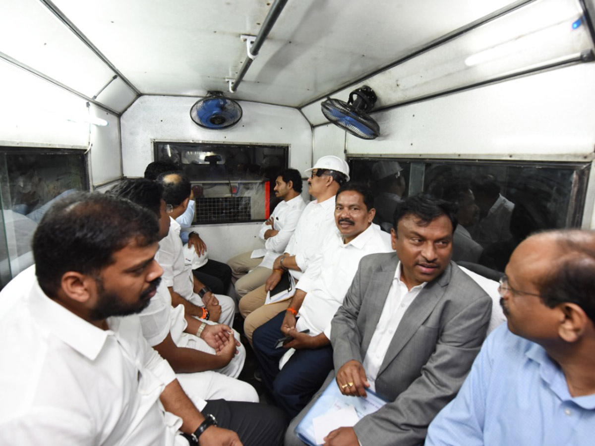 CM Jagan Inspects Veligonda Project at Prakasam Photo Gallery - Sakshi11