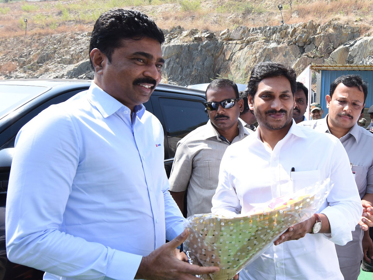 CM Jagan Inspects Veligonda Project at Prakasam Photo Gallery - Sakshi12