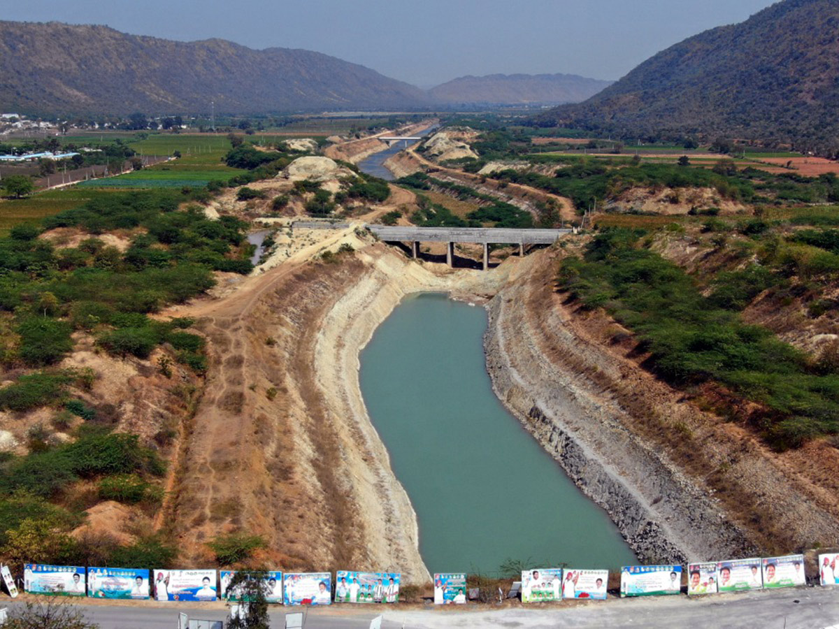 CM Jagan Inspects Veligonda Project at Prakasam Photo Gallery - Sakshi13