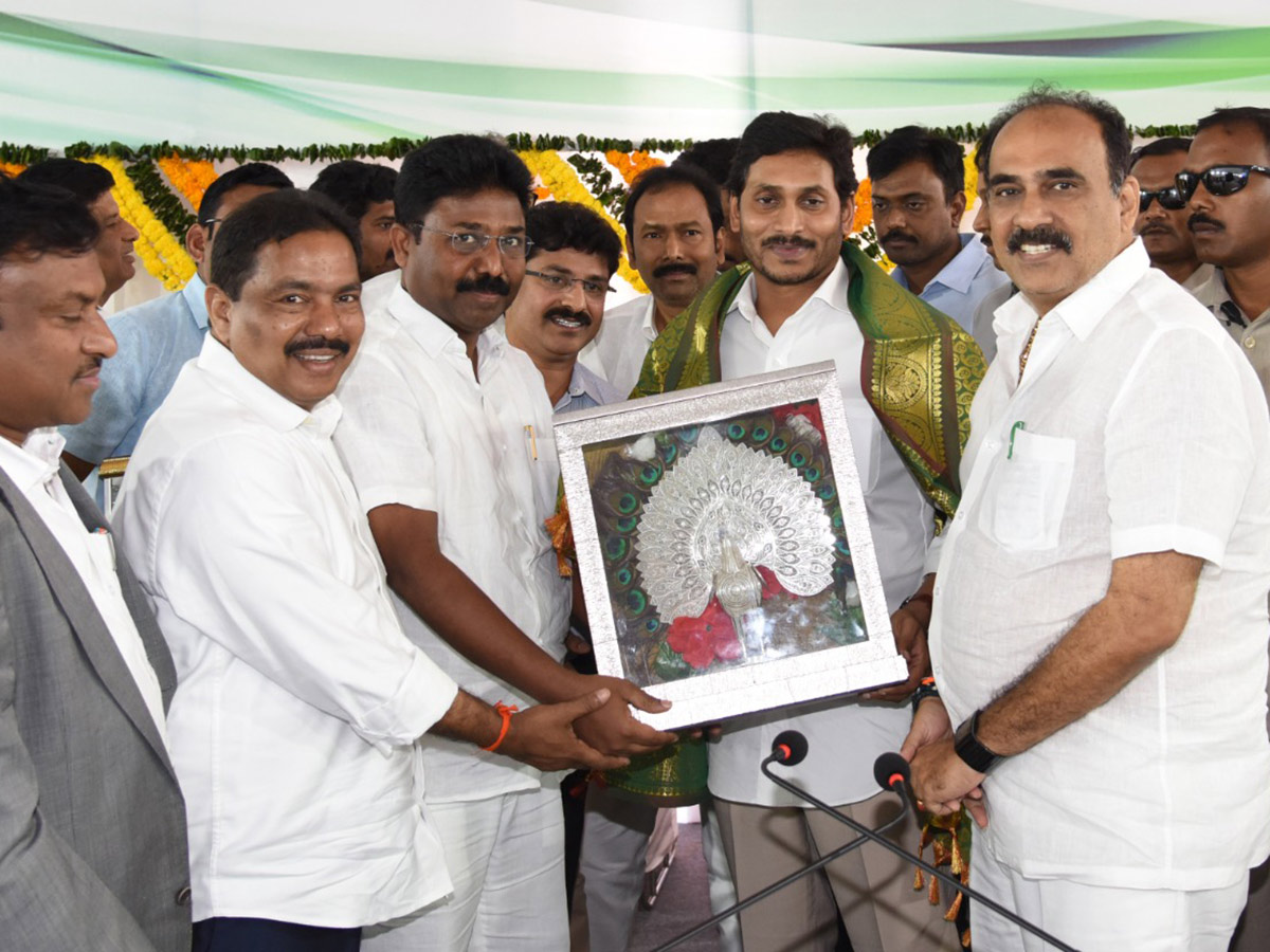 CM Jagan Inspects Veligonda Project at Prakasam Photo Gallery - Sakshi14