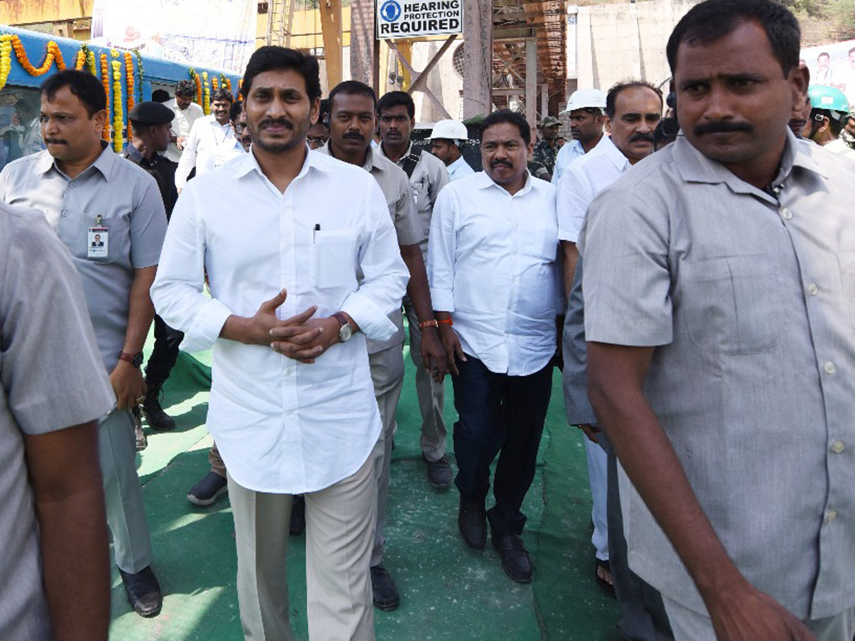 CM Jagan Inspects Veligonda Project at Prakasam Photo Gallery - Sakshi15