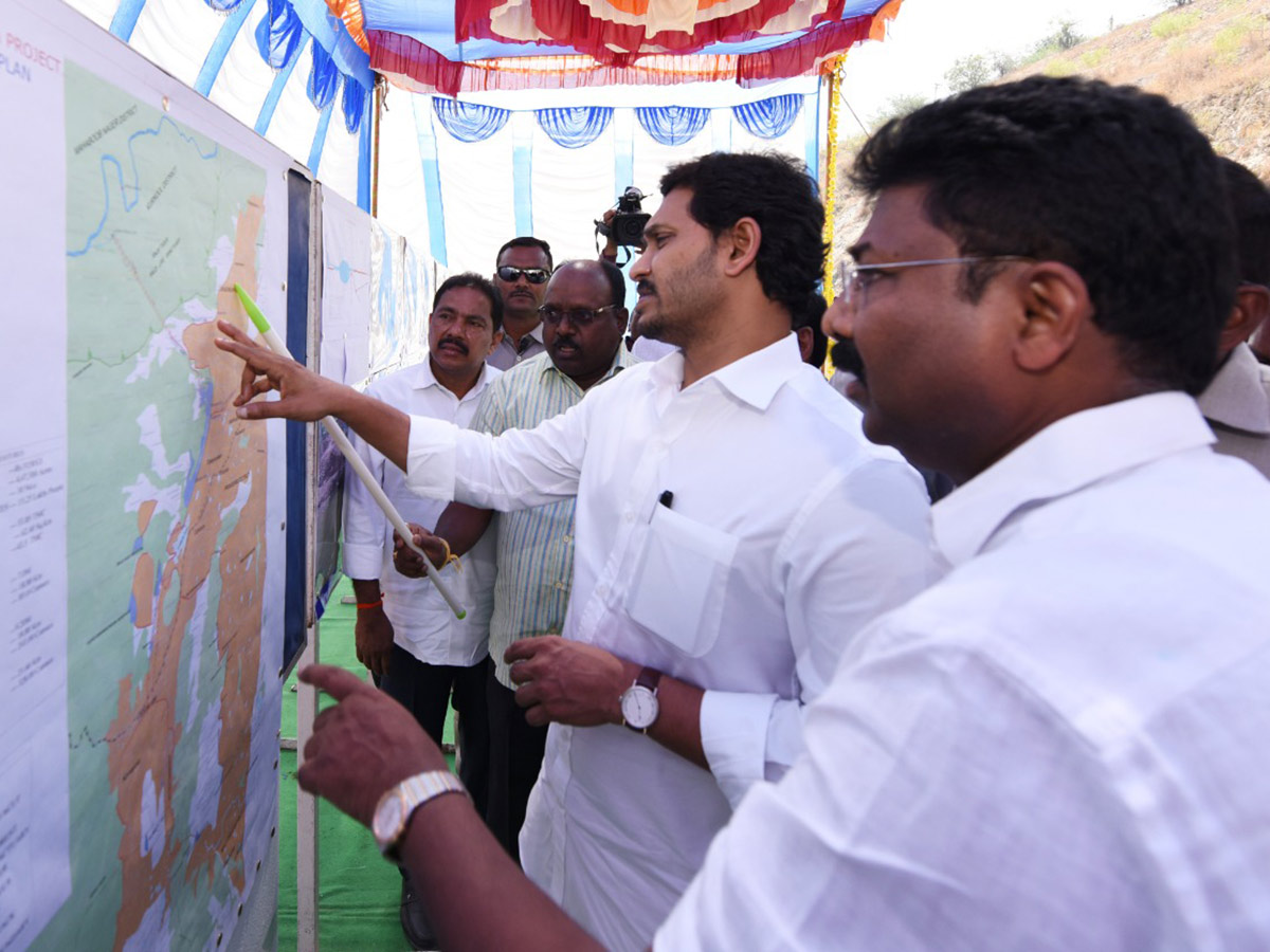 CM Jagan Inspects Veligonda Project at Prakasam Photo Gallery - Sakshi16