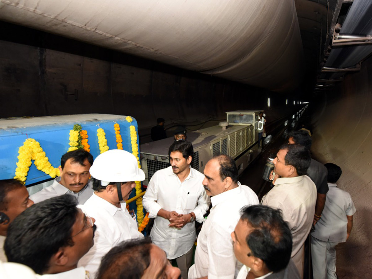 CM Jagan Inspects Veligonda Project at Prakasam Photo Gallery - Sakshi17