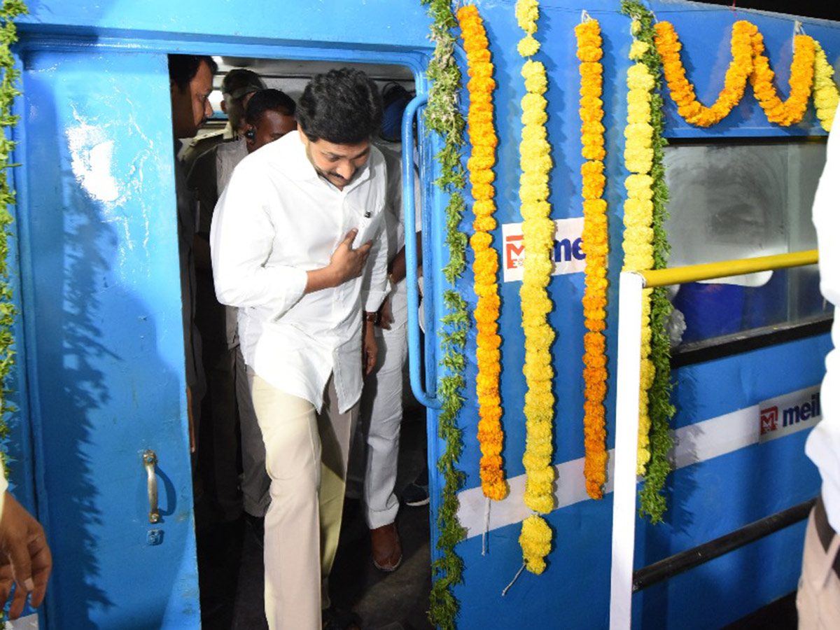 CM Jagan Inspects Veligonda Project at Prakasam Photo Gallery - Sakshi18