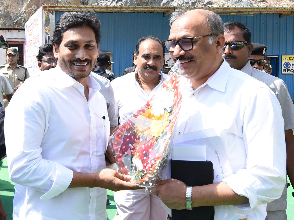 CM Jagan Inspects Veligonda Project at Prakasam Photo Gallery - Sakshi19