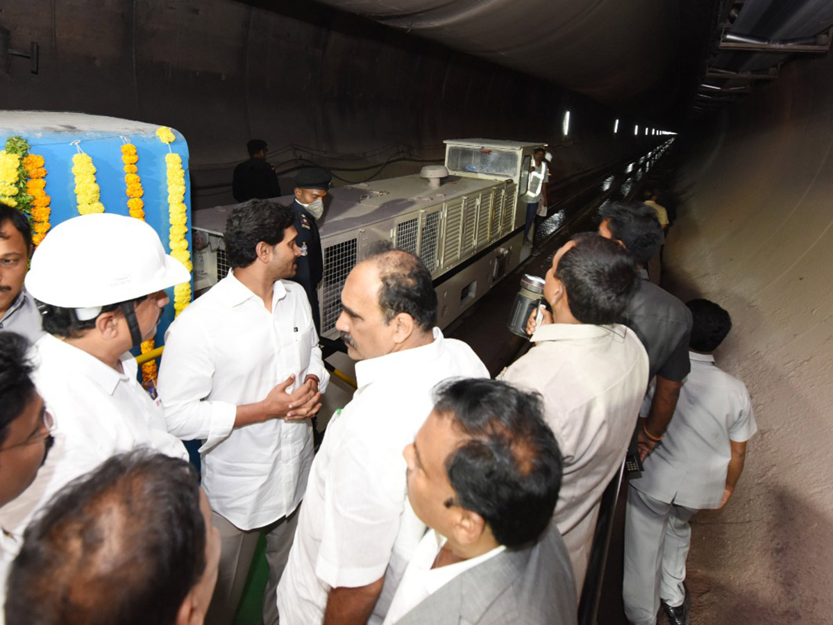 CM Jagan Inspects Veligonda Project at Prakasam Photo Gallery - Sakshi2