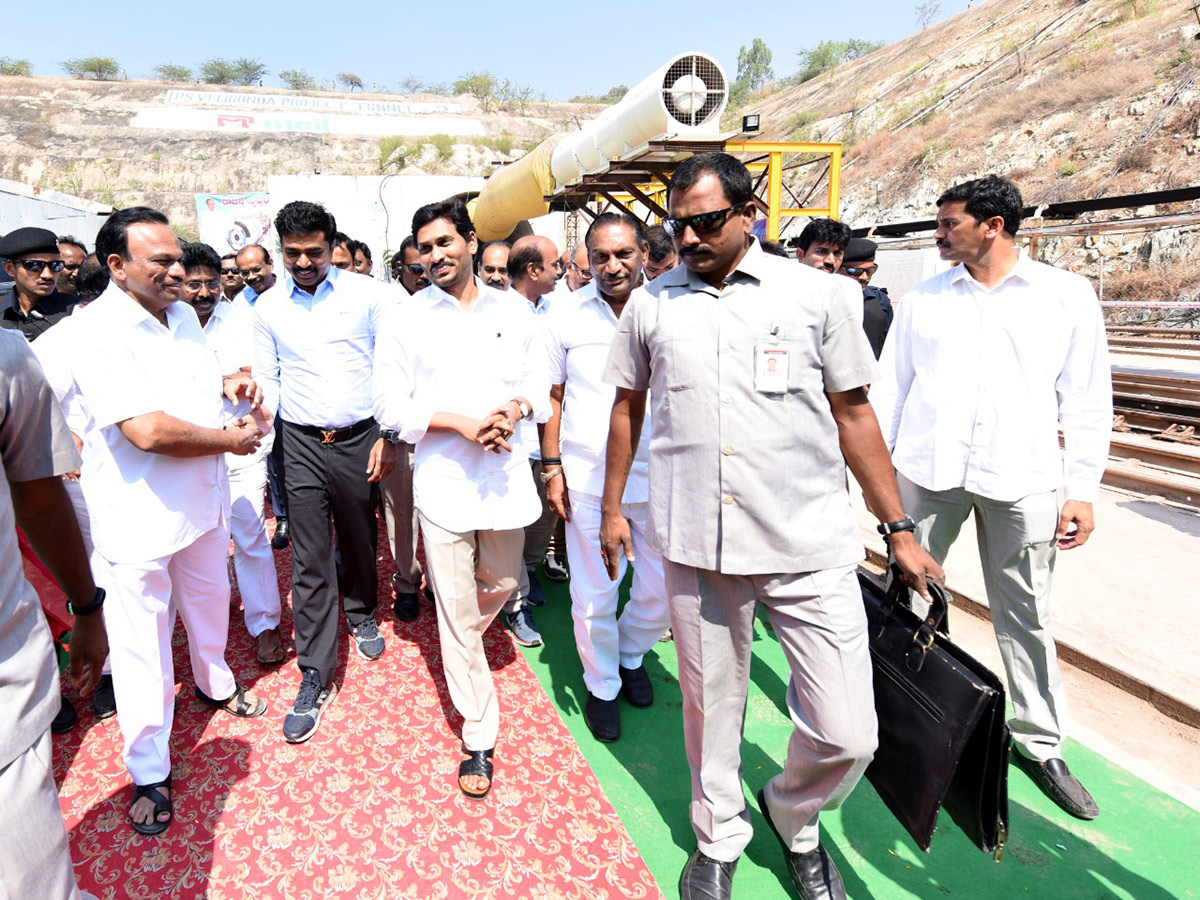 CM Jagan Inspects Veligonda Project at Prakasam Photo Gallery - Sakshi20