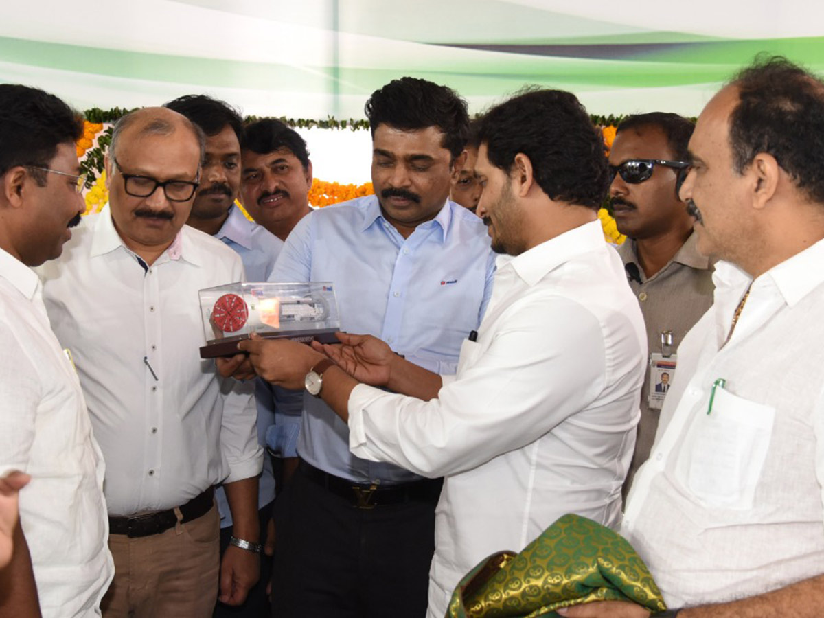 CM Jagan Inspects Veligonda Project at Prakasam Photo Gallery - Sakshi23