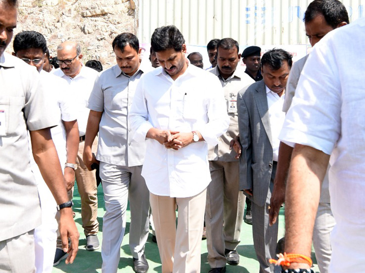 CM Jagan Inspects Veligonda Project at Prakasam Photo Gallery - Sakshi25