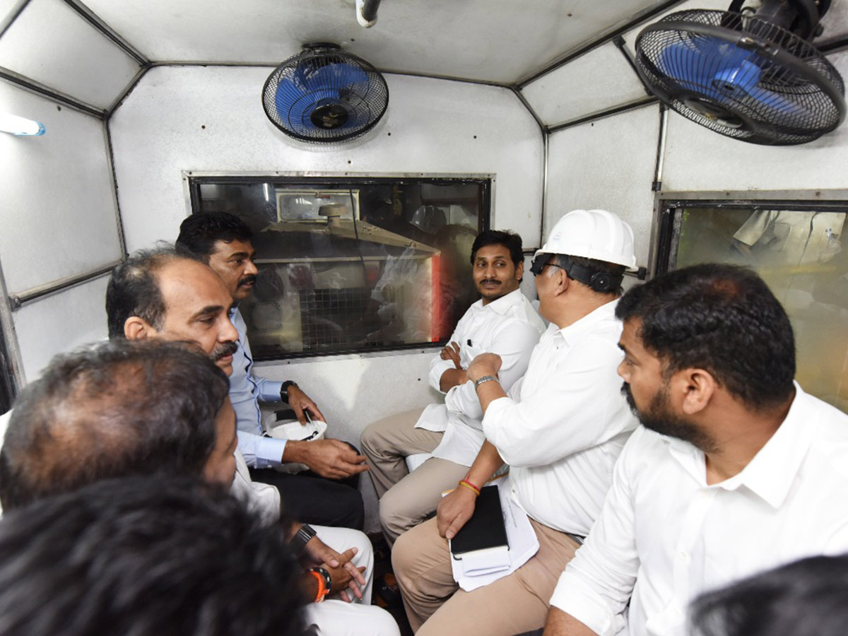 CM Jagan Inspects Veligonda Project at Prakasam Photo Gallery - Sakshi29