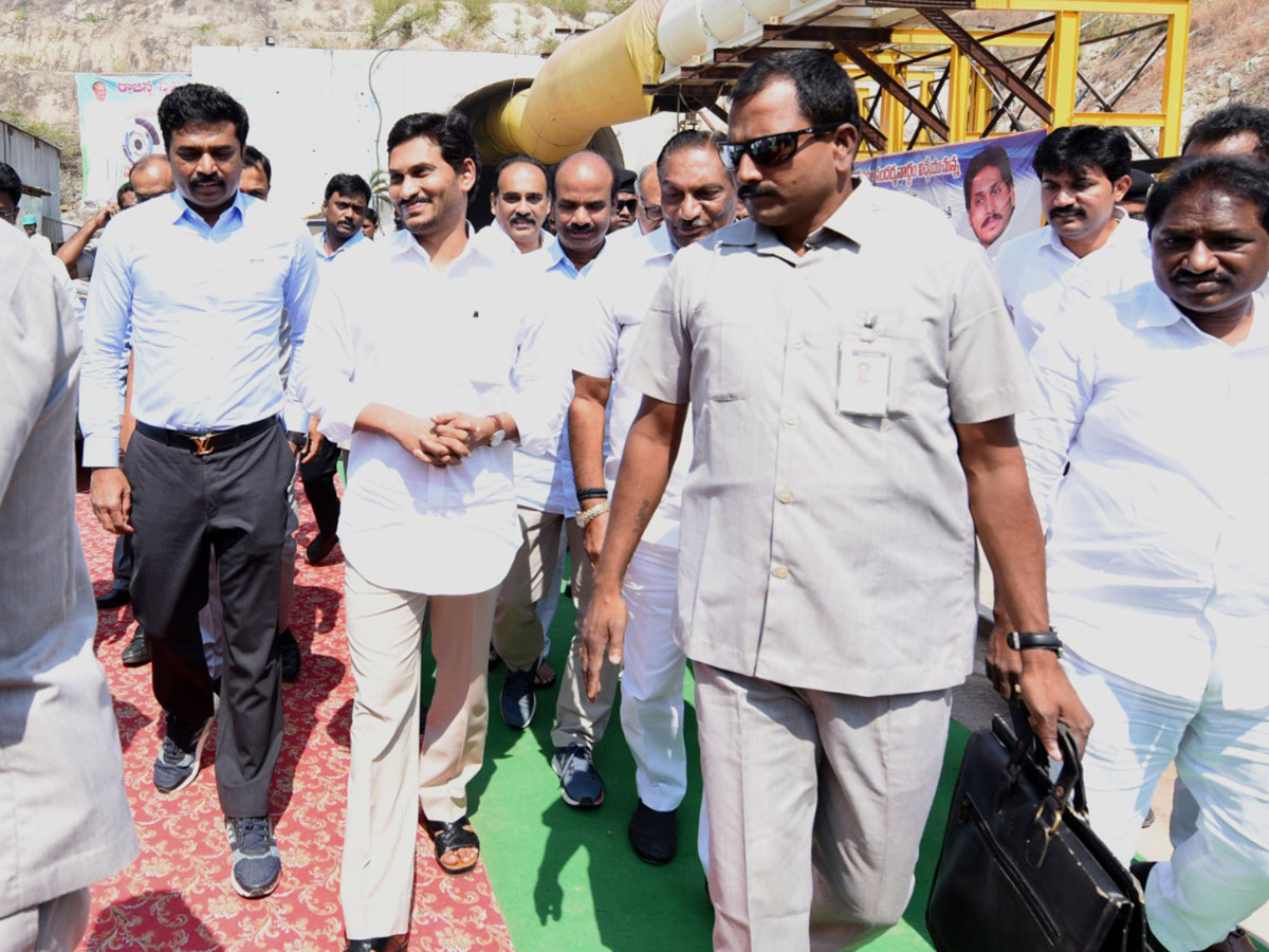 CM Jagan Inspects Veligonda Project at Prakasam Photo Gallery - Sakshi3