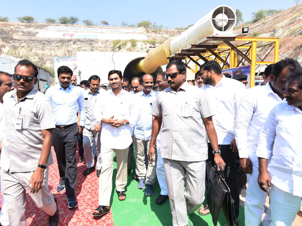 CM Jagan Inspects Veligonda Project at Prakasam Photo Gallery - Sakshi30