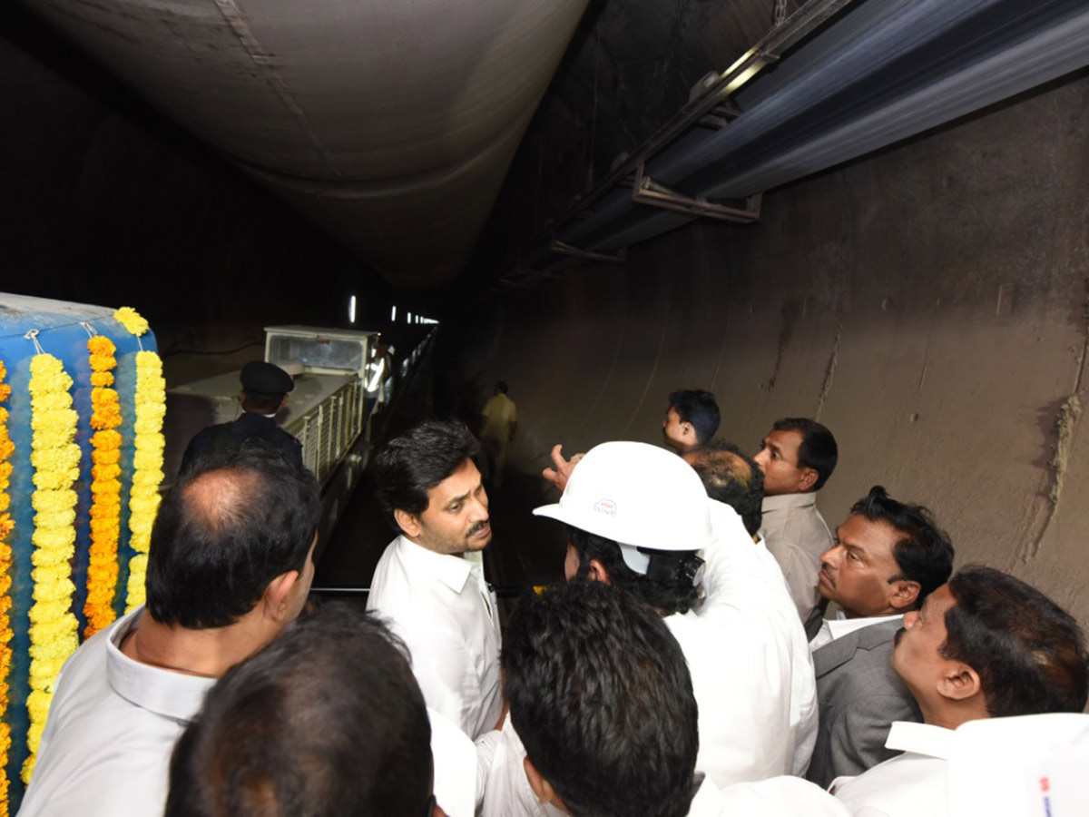 CM Jagan Inspects Veligonda Project at Prakasam Photo Gallery - Sakshi31