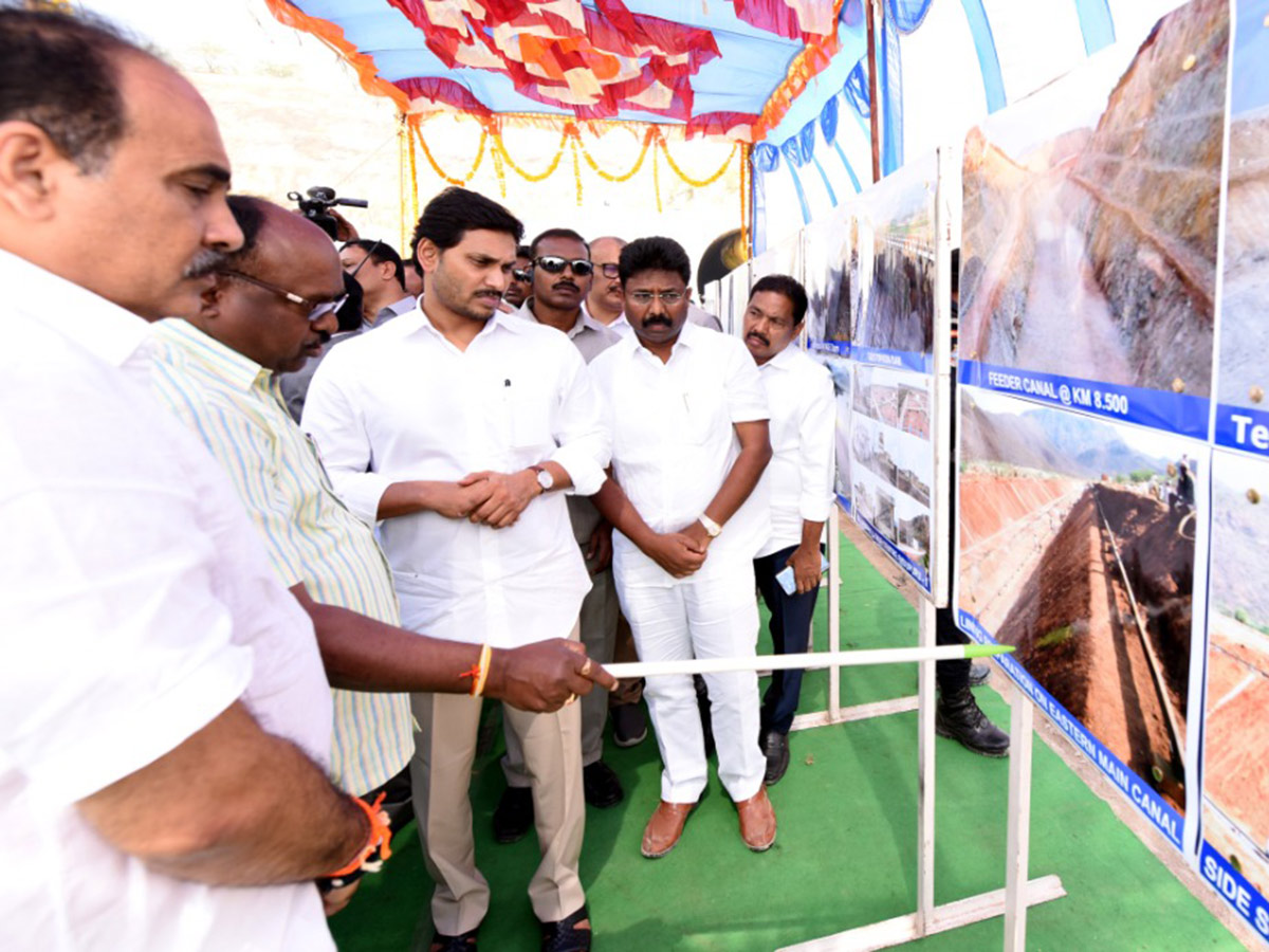 CM Jagan Inspects Veligonda Project at Prakasam Photo Gallery - Sakshi32