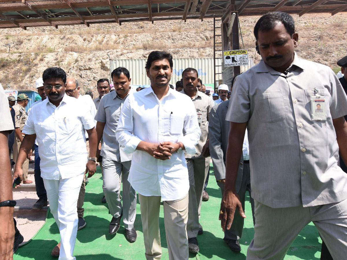 CM Jagan Inspects Veligonda Project at Prakasam Photo Gallery - Sakshi34