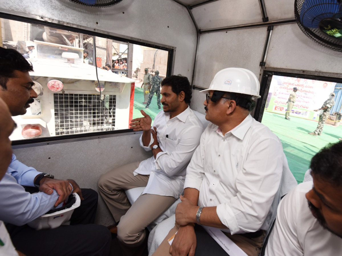 CM Jagan Inspects Veligonda Project at Prakasam Photo Gallery - Sakshi35