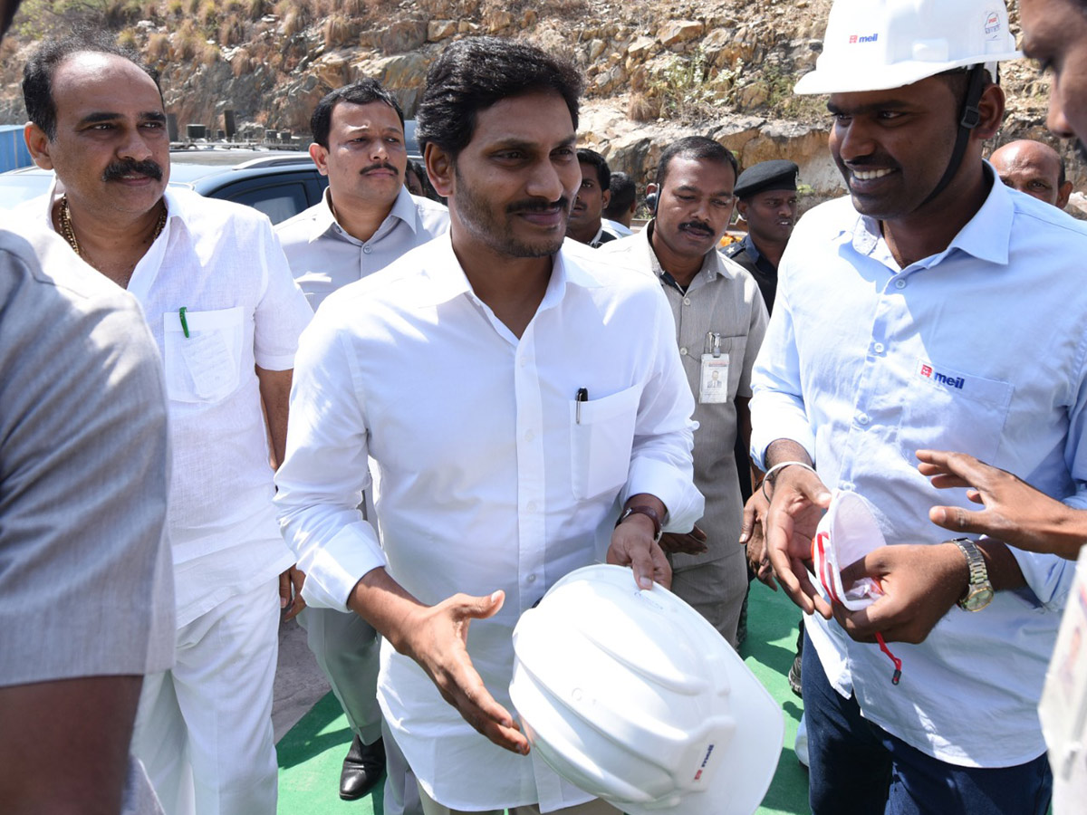 CM Jagan Inspects Veligonda Project at Prakasam Photo Gallery - Sakshi4