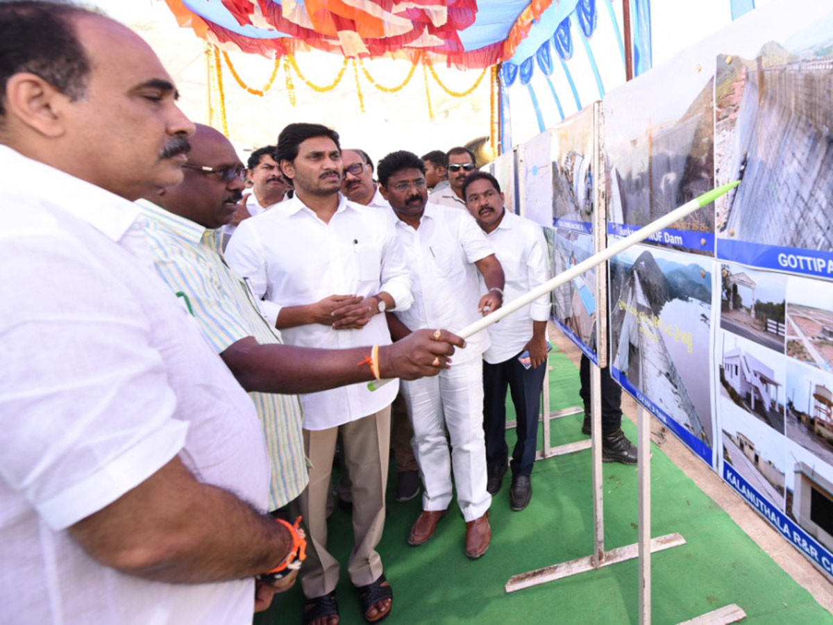 CM Jagan Inspects Veligonda Project at Prakasam Photo Gallery - Sakshi5