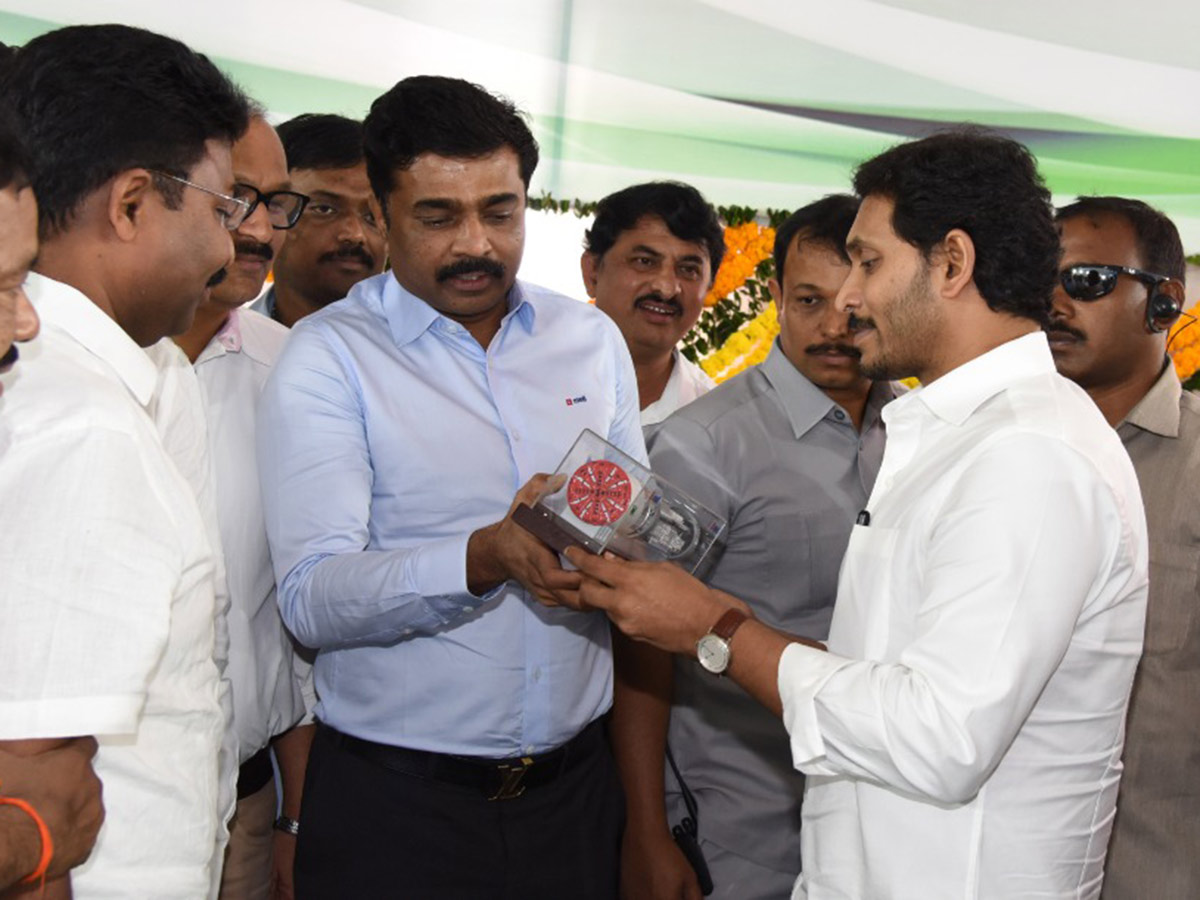 CM Jagan Inspects Veligonda Project at Prakasam Photo Gallery - Sakshi7