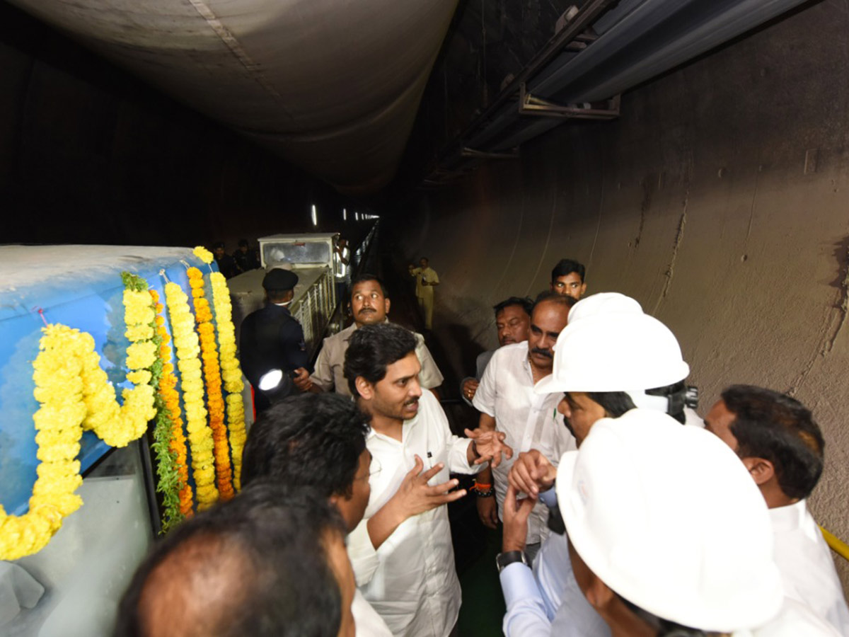 CM Jagan Inspects Veligonda Project at Prakasam Photo Gallery - Sakshi8